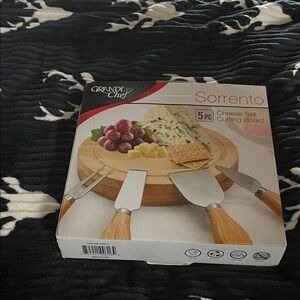 Sorrento Cheese Set with Cutting Board - Silver and Tan